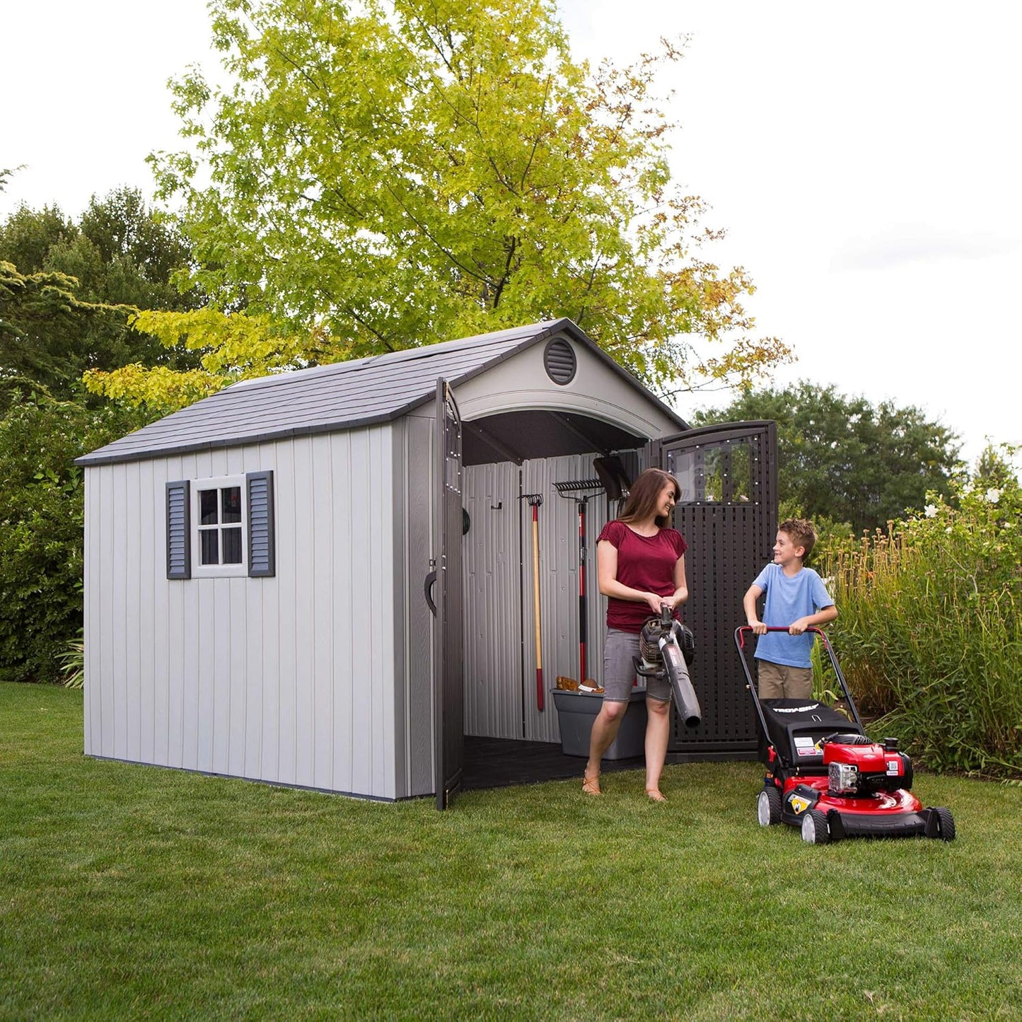 2026 Lifetime Gartenhaus (2,4 x 3 m), doppelwandige HDPE-Konstruktion, stahlverstärkt, mit Oberlicht und Fenster, abschließbare Türen, UV-beständige graue Oberfläche