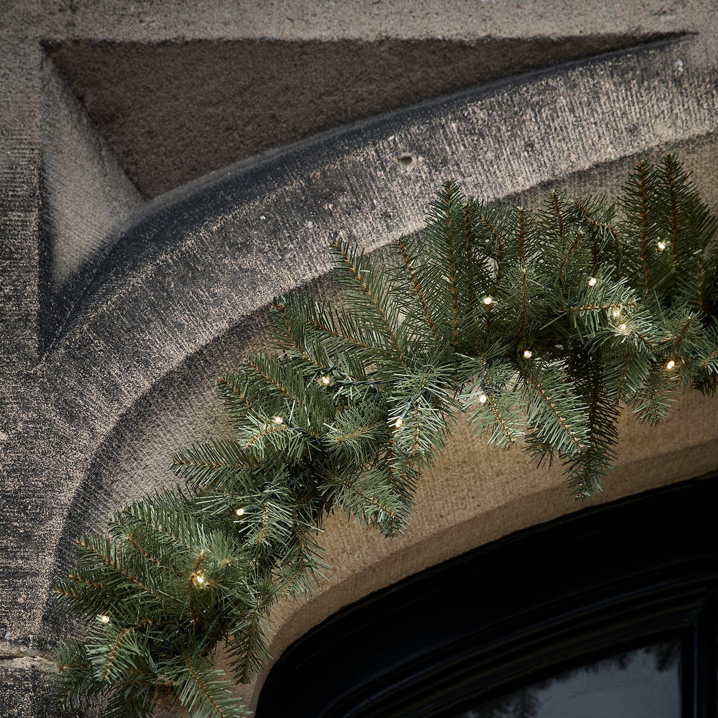 Weihnachtskranz und Weihnachtsgirlande Tannenzweige mit Beleuchtung