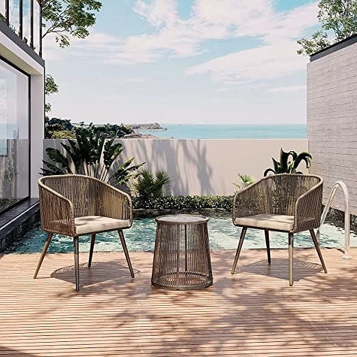 2026 3-teiliges Gartenmöbel-Set – Handgeflochtenes Rattan-Bistroset mit wasserdichten Kissen, Tisch mit gehärteter Glasplatte, Outdoor-Lounge-Set für Terrasse & Balkon, Braun & Hellgrau