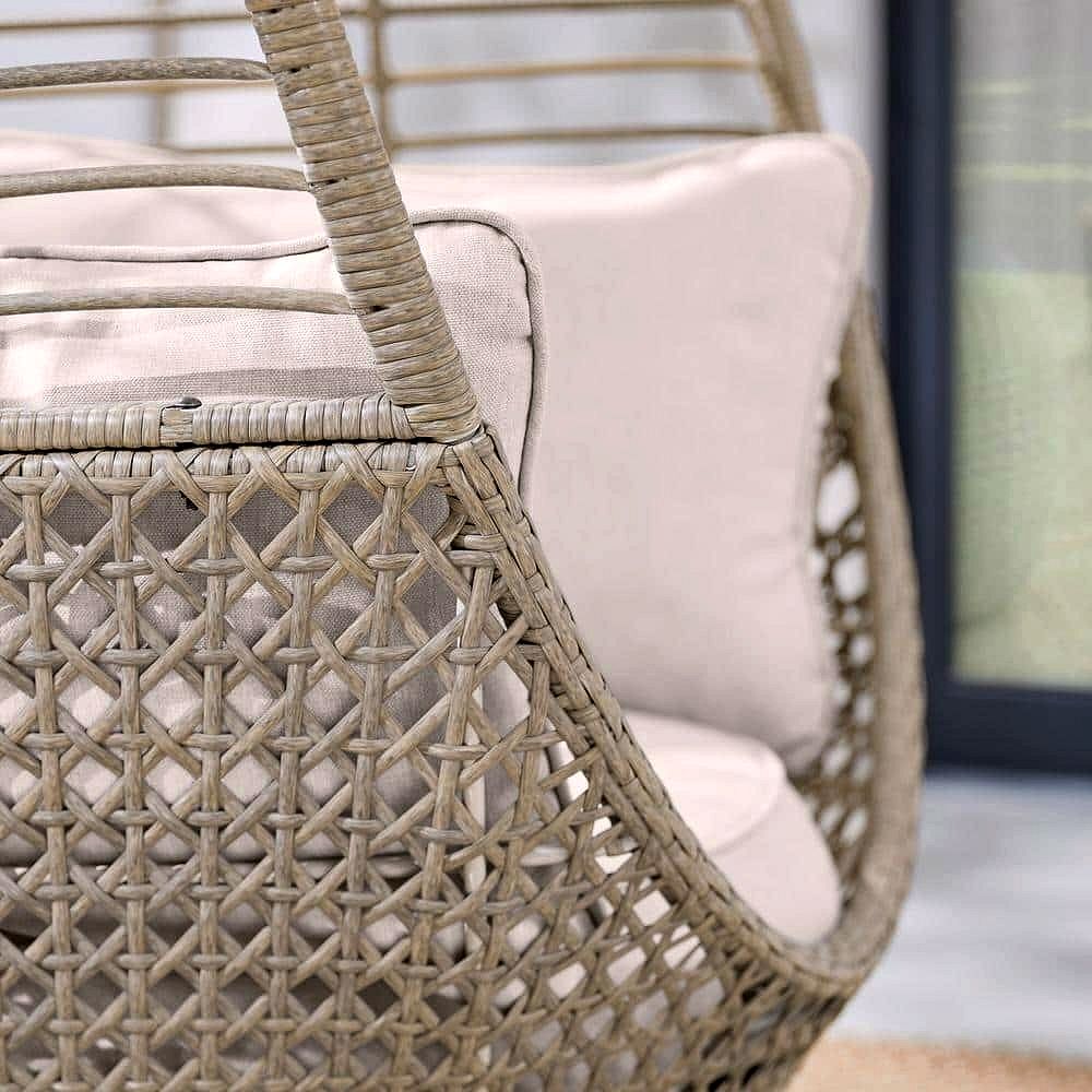 2026 Hampton Bay Beige Stationärer Runder Outdoor-Lounge-Eiersessel aus Rattan mit CushionGuard Almond Biscotti Kissen (FRS51294M)