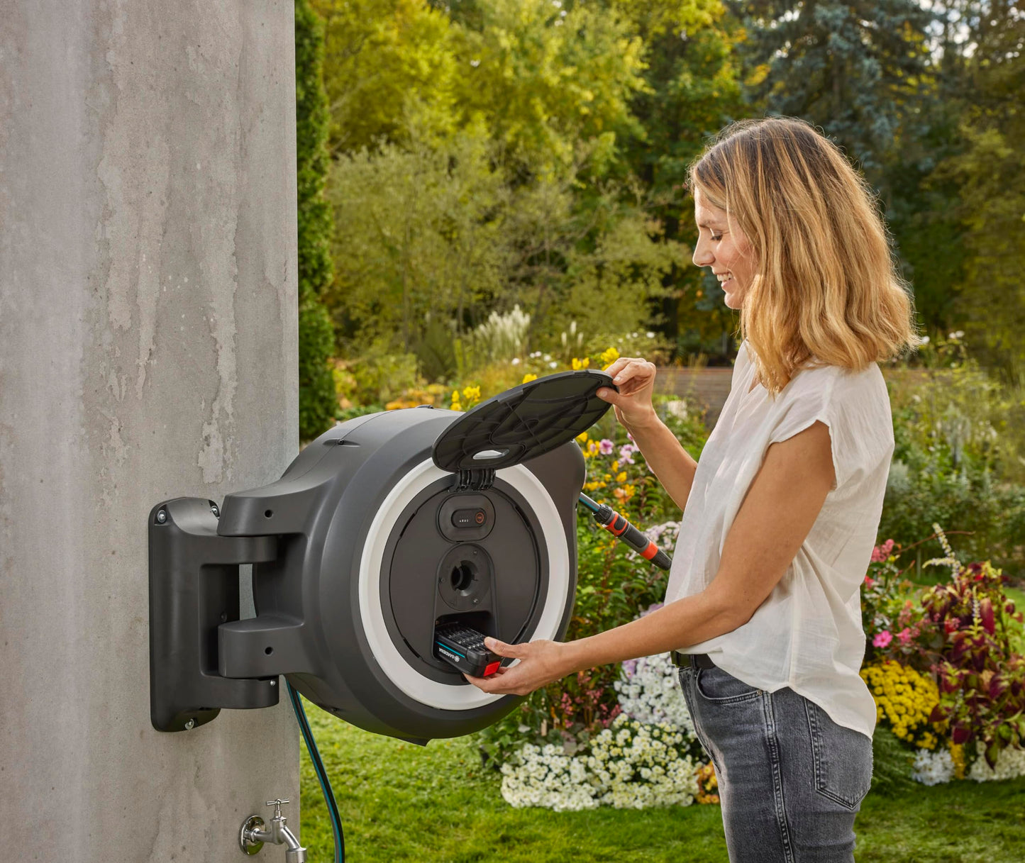 2026 Gardena Akku-Wand-Schlauchbox PowerRoll XL Ready-to-use-Set: Automatischer Schlauchaufroller mit 35 m Gartenschlauch, Schlauchführung und RollControll, Komplett-Set mit Akku (18642-20)