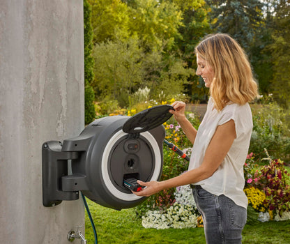 2026 Gardena Akku-Wand-Schlauchbox PowerRoll XL Ready-to-use-Set: Automatischer Schlauchaufroller mit 35 m Gartenschlauch, Schlauchführung und RollControll, Komplett-Set mit Akku (18642-20)