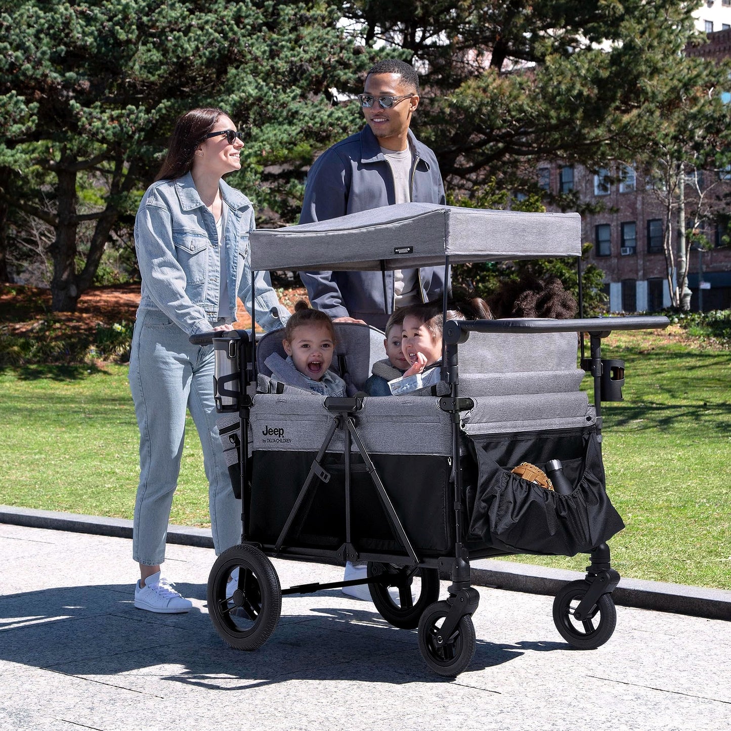 2026 Jeep Wrangler Deluxe 4-Sitzer Kinderwagen-Bollerwagen von Delta Children