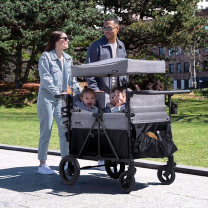 2026 Jeep Wrangler Deluxe 4-Sitzer Kinderwagen-Bollerwagen von Delta Children