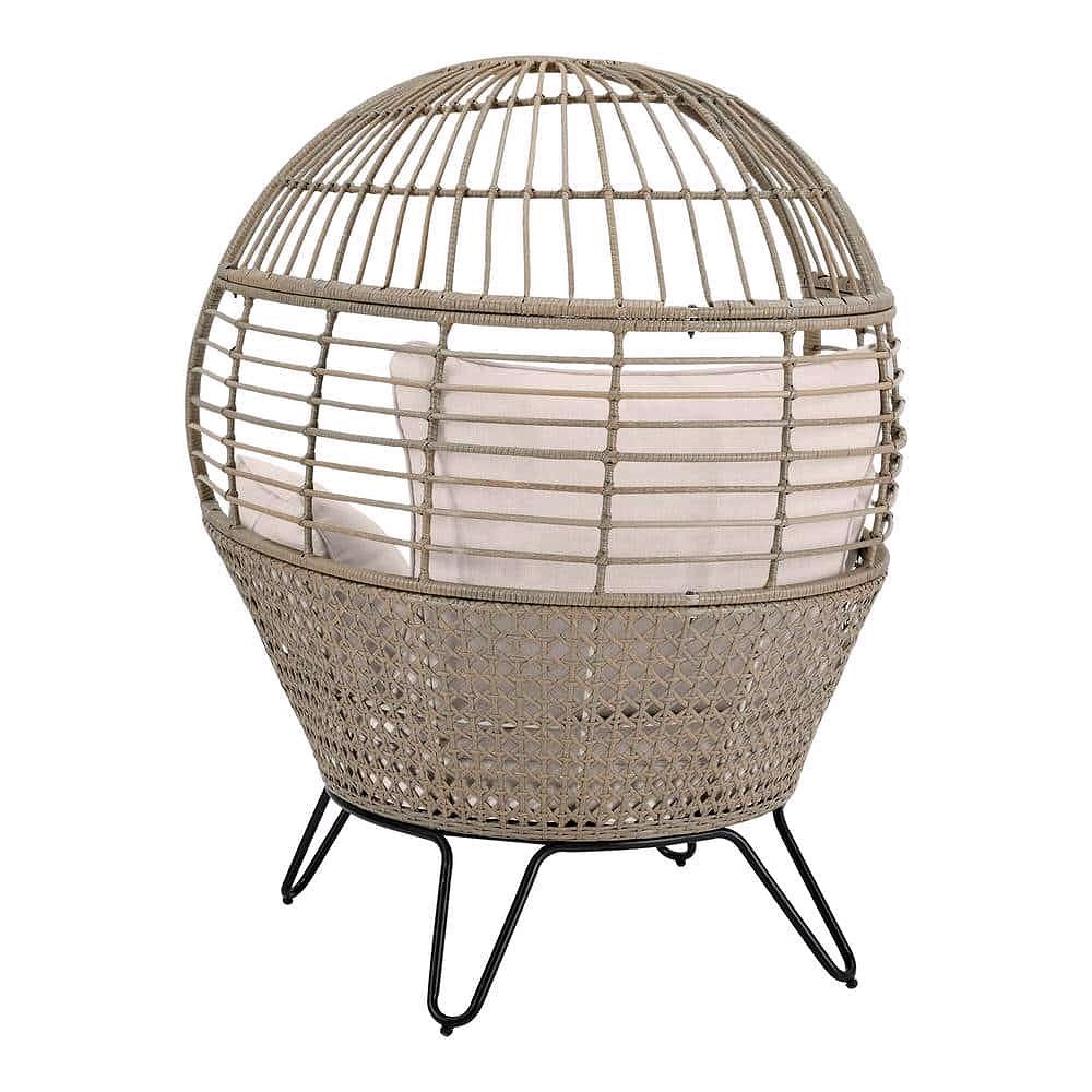 2026 Hampton Bay Beige Stationärer Runder Outdoor-Lounge-Eiersessel aus Rattan mit CushionGuard Almond Biscotti Kissen (FRS51294M)