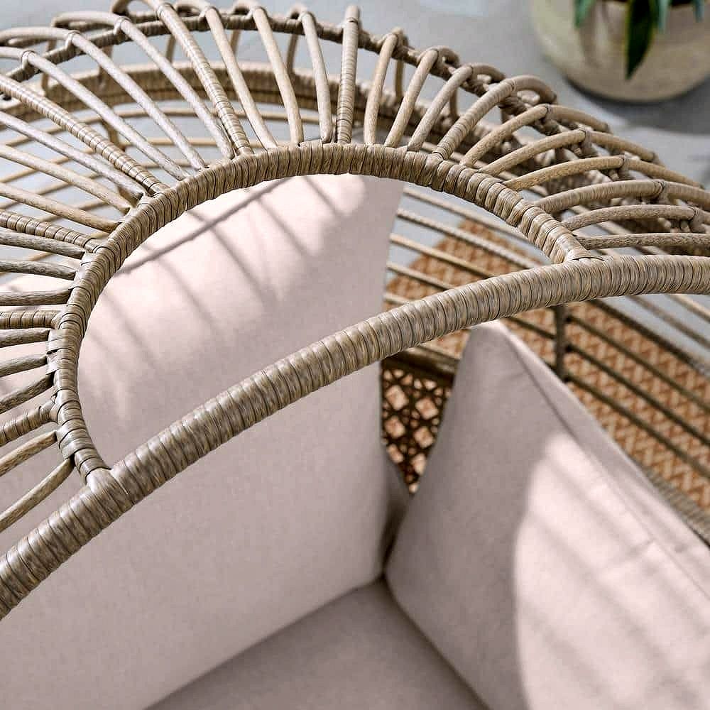2026 Hampton Bay Beige Stationärer Runder Outdoor-Lounge-Eiersessel aus Rattan mit CushionGuard Almond Biscotti Kissen (FRS51294M)