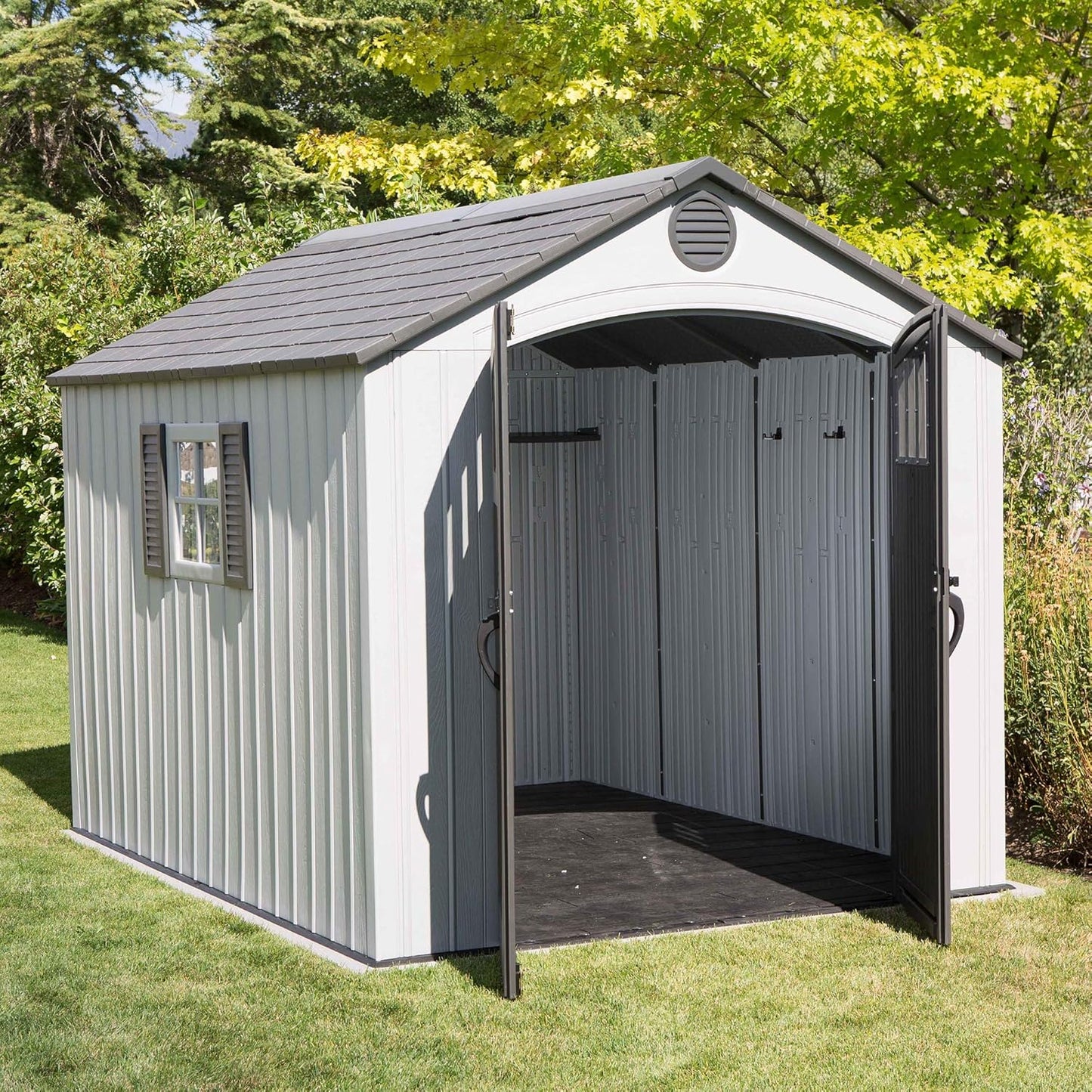 2026 Lifetime Gartenhaus (2,4 x 3 m), doppelwandige HDPE-Konstruktion, stahlverstärkt, mit Oberlicht und Fenster, abschließbare Türen, UV-beständige graue Oberfläche