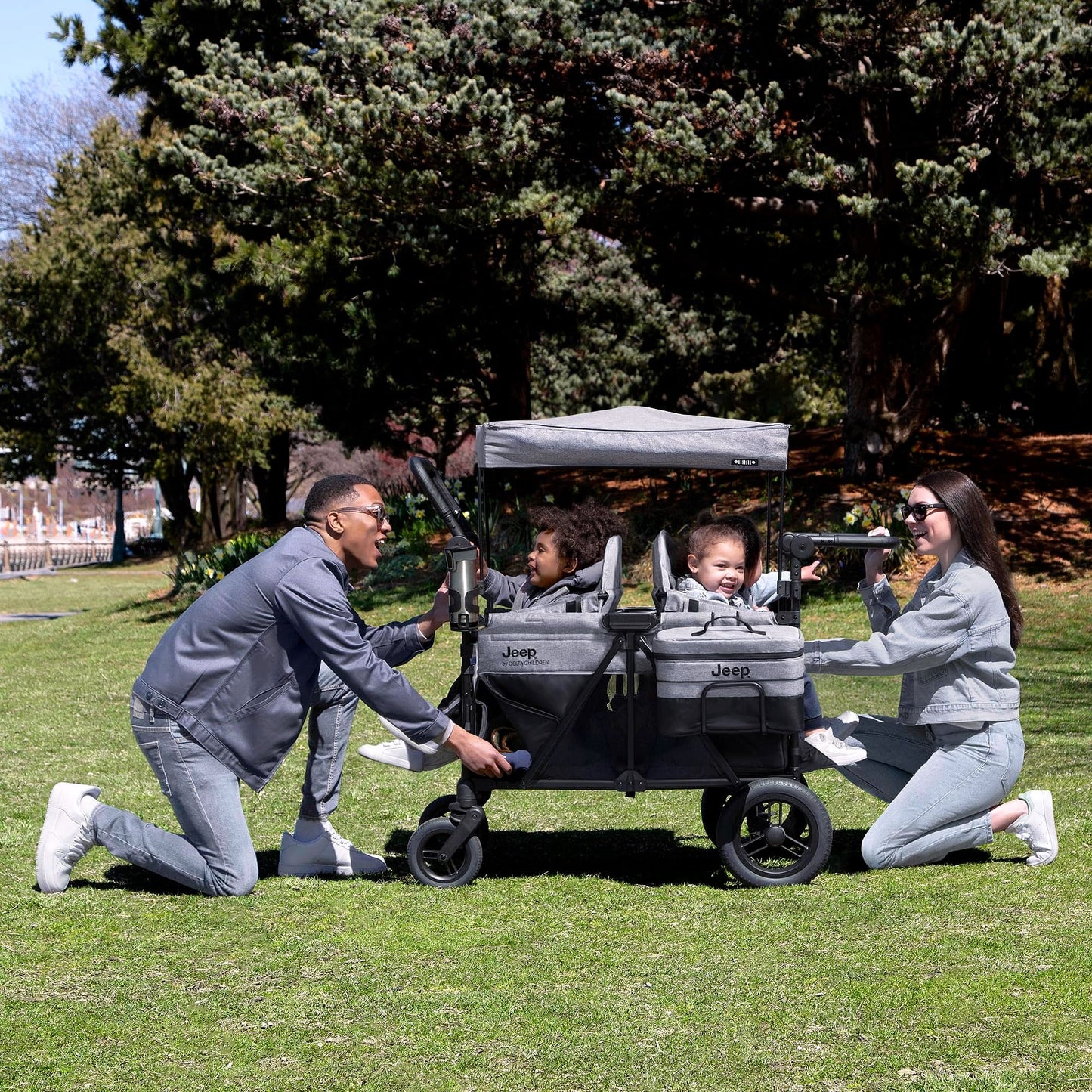 2026 Jeep Wrangler Deluxe 4-Sitzer Kinderwagen-Bollerwagen von Delta Children