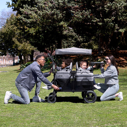 2026 Jeep Wrangler Deluxe 4-Sitzer Kinderwagen-Bollerwagen von Delta Children