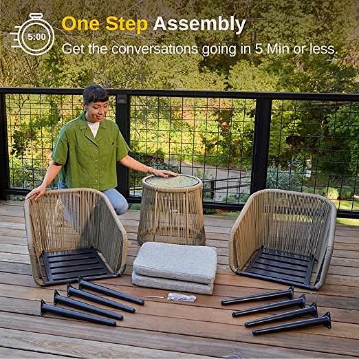 2026 3-teiliges Gartenmöbel-Set – Handgeflochtenes Rattan-Bistroset mit wasserdichten Kissen, Tisch mit gehärteter Glasplatte, Outdoor-Lounge-Set für Terrasse & Balkon, Braun & Hellgrau