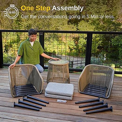 2026 3-teiliges Gartenmöbel-Set – Handgeflochtenes Rattan-Bistroset mit wasserdichten Kissen, Tisch mit gehärteter Glasplatte, Outdoor-Lounge-Set für Terrasse & Balkon, Braun & Hellgrau