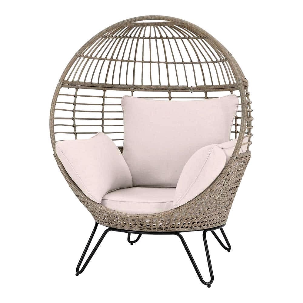 2026 Hampton Bay Beige Stationärer Runder Outdoor-Lounge-Eiersessel aus Rattan mit CushionGuard Almond Biscotti Kissen (FRS51294M)