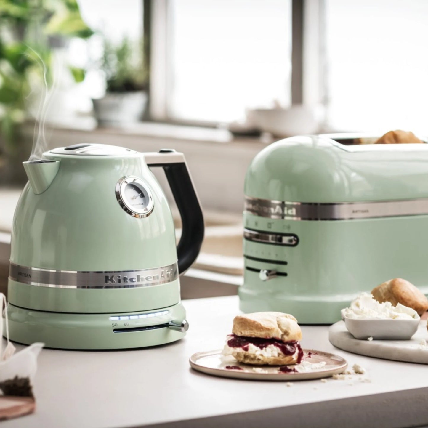 2026 KitchenAid Artisan Frühstücksset inkl. Wasserkocher 5KEK1522, 2 Scheiben Toaster 5KMT2204 und Brötchenaufsatz