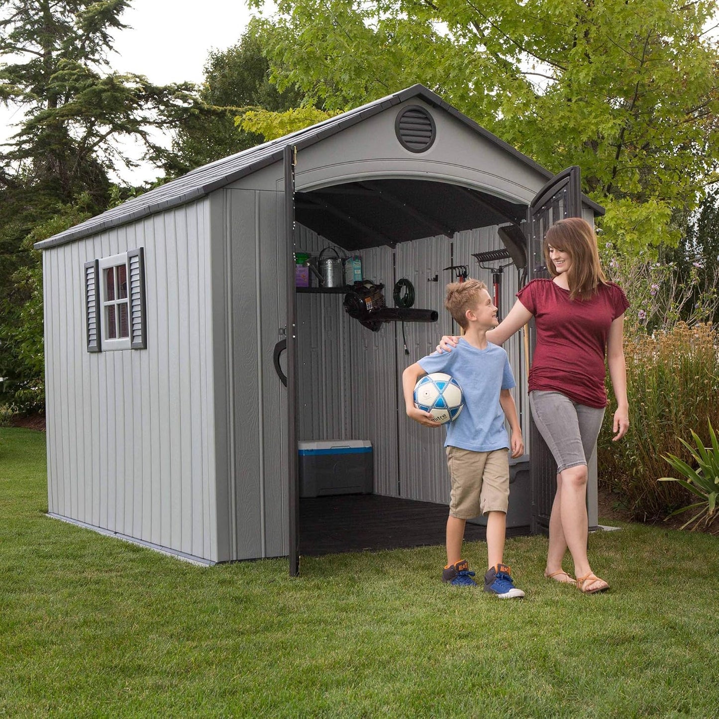 2026 Lifetime Gartenhaus (2,4 x 3 m), doppelwandige HDPE-Konstruktion, stahlverstärkt, mit Oberlicht und Fenster, abschließbare Türen, UV-beständige graue Oberfläche