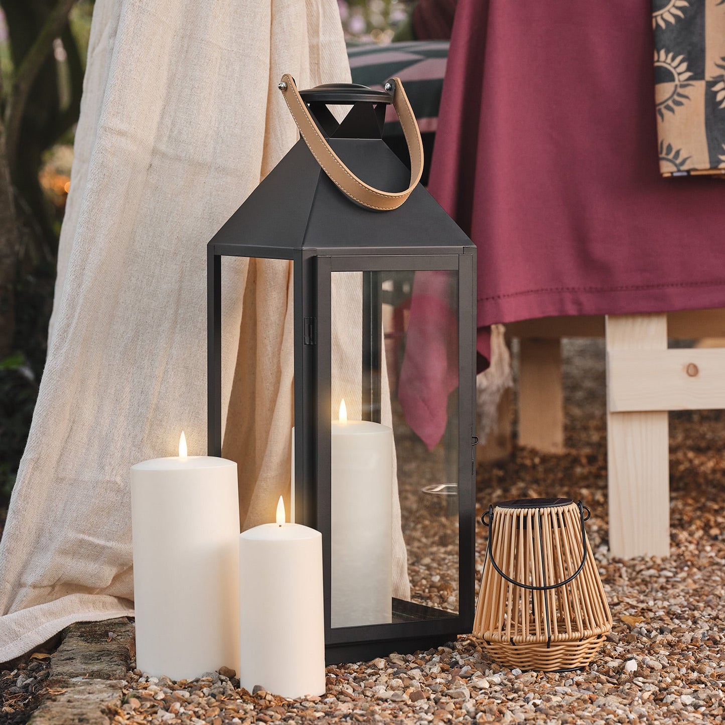Große "Brixham" Laterne mit Ledergriff & TruGlow® LED-Kerze