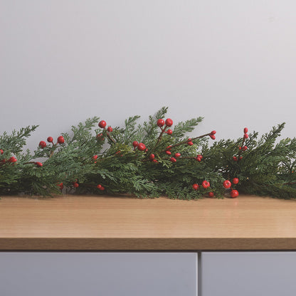 Weihnachtsgirlande rote Beeren mit Beleuchtung