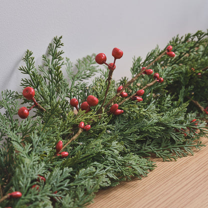 Weihnachtsgirlande rote Beeren mit Beleuchtung