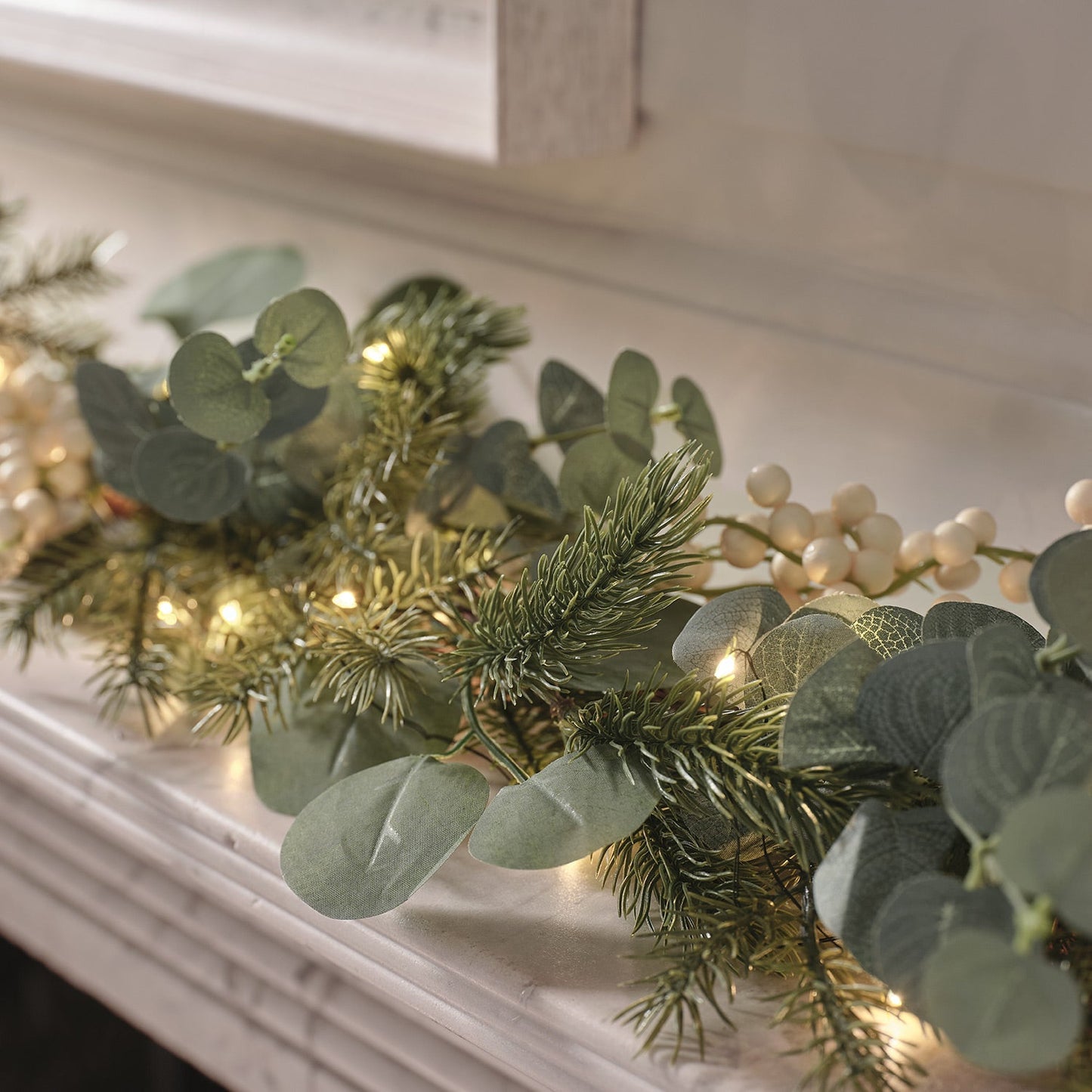 1,5m Weihnachtsgirlande Eukalyptus und weiße Beeren mit Beleuchtung
