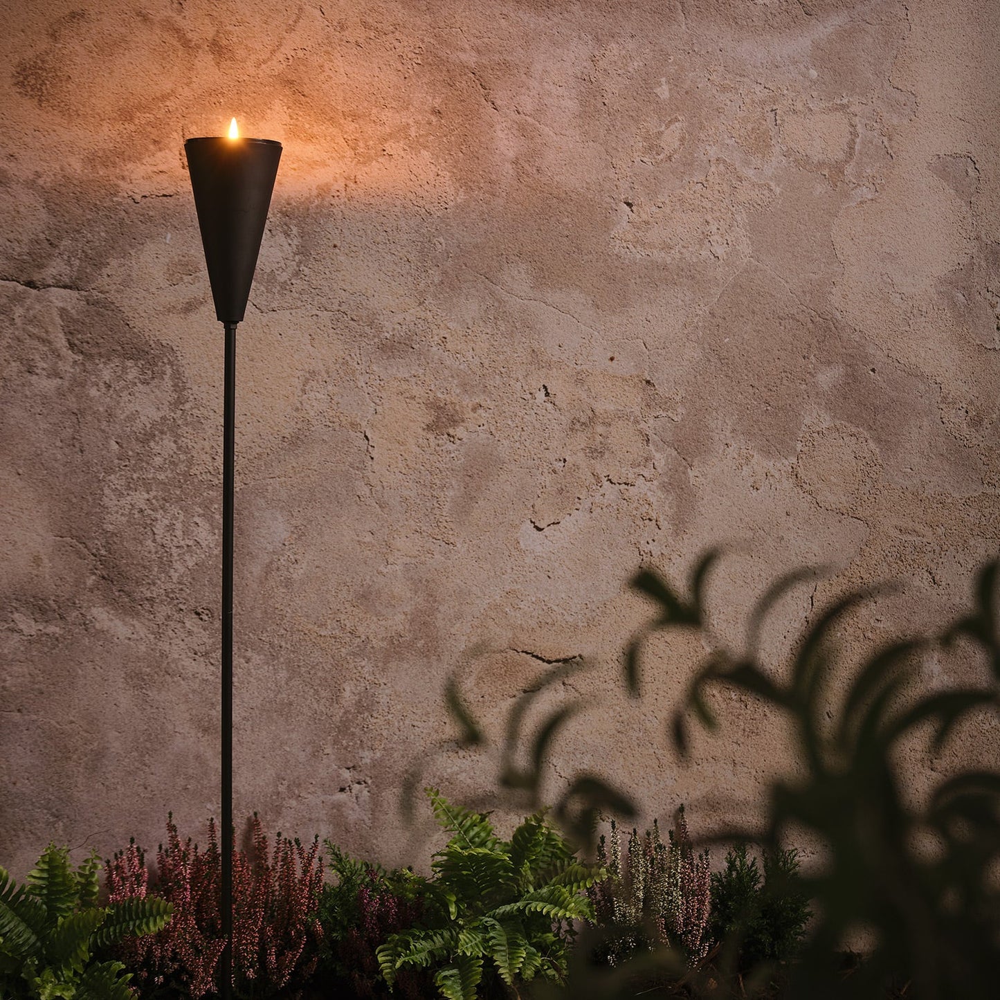 LED-Solarfackel mit warmweißem Flackereffekt & USB-Ladeoption