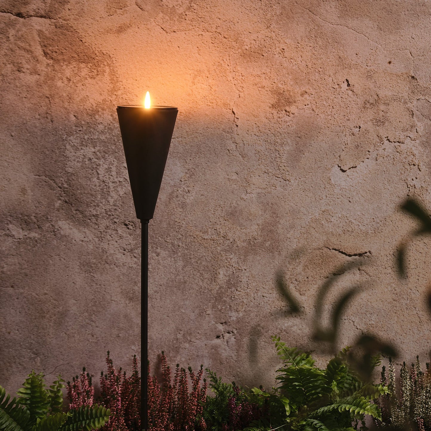 LED-Solarfackel mit warmweißem Flackereffekt & USB-Ladeoption