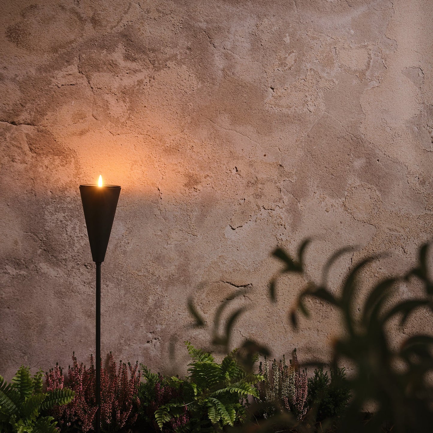LED-Solarfackel mit warmweißem Flackereffekt & USB-Ladeoption