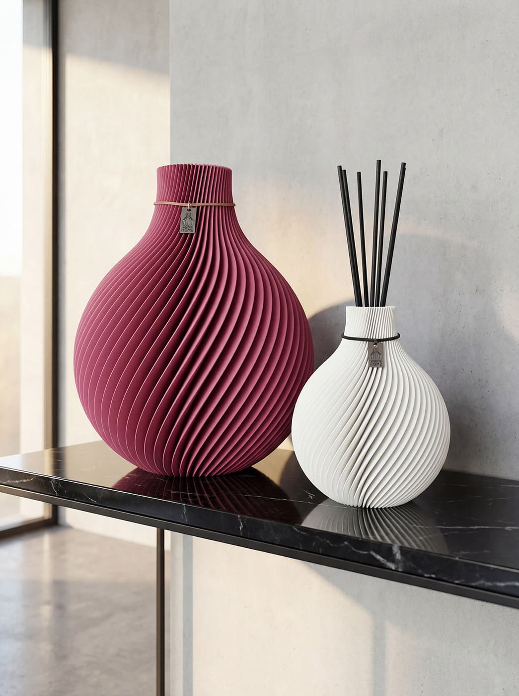 Große Vase Sphere und kleine Diffusorvase - Berry & White Edition
